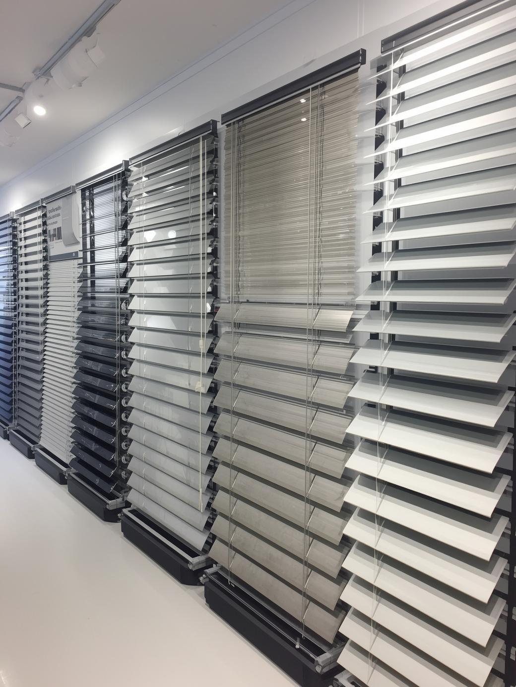 make the picture of aluminuim blinds of all types keep in showroom